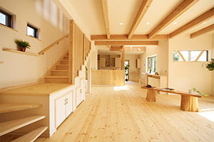 無垢の木の温かさに包まれる家