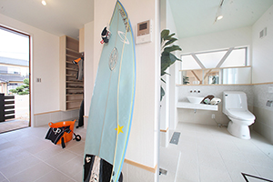 趣味のサーフィンと子育てを楽しむ家
