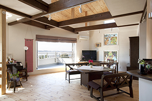 景色を楽しむ薪ストーブのある家