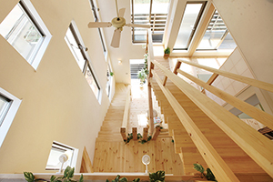 光溢れる階段吹抜けの家