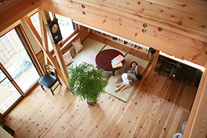 自然素材と豊かな緑の中で暮らす家