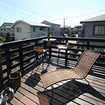 自由設計で広々としたウッドデッキを設ける