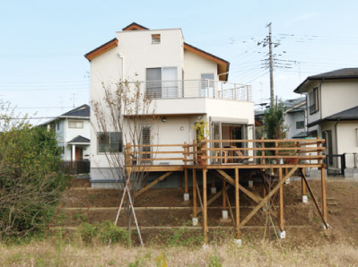 崖地という難題ををウッドデッキにして有効活用